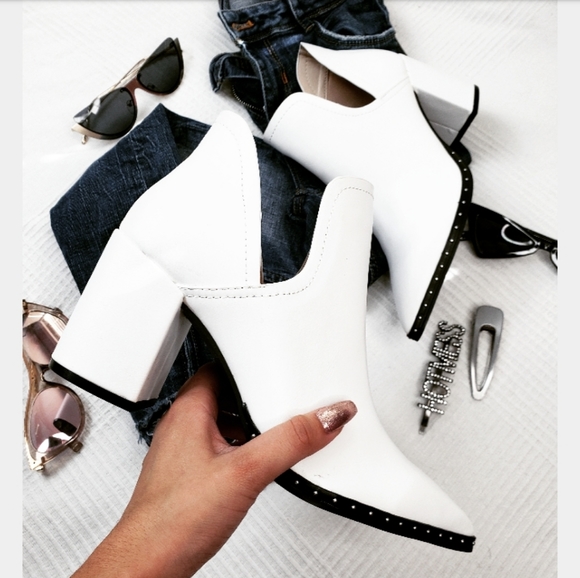 //Snowy days//White studded boots - Picture 3 of 5